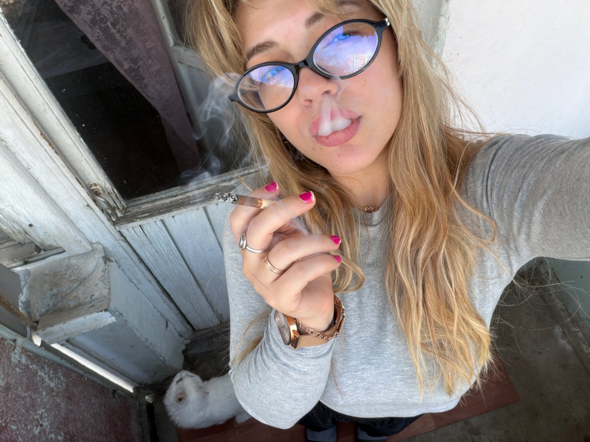 Woman films selfies with heterochromatic cat in Naberezhnye Chelny