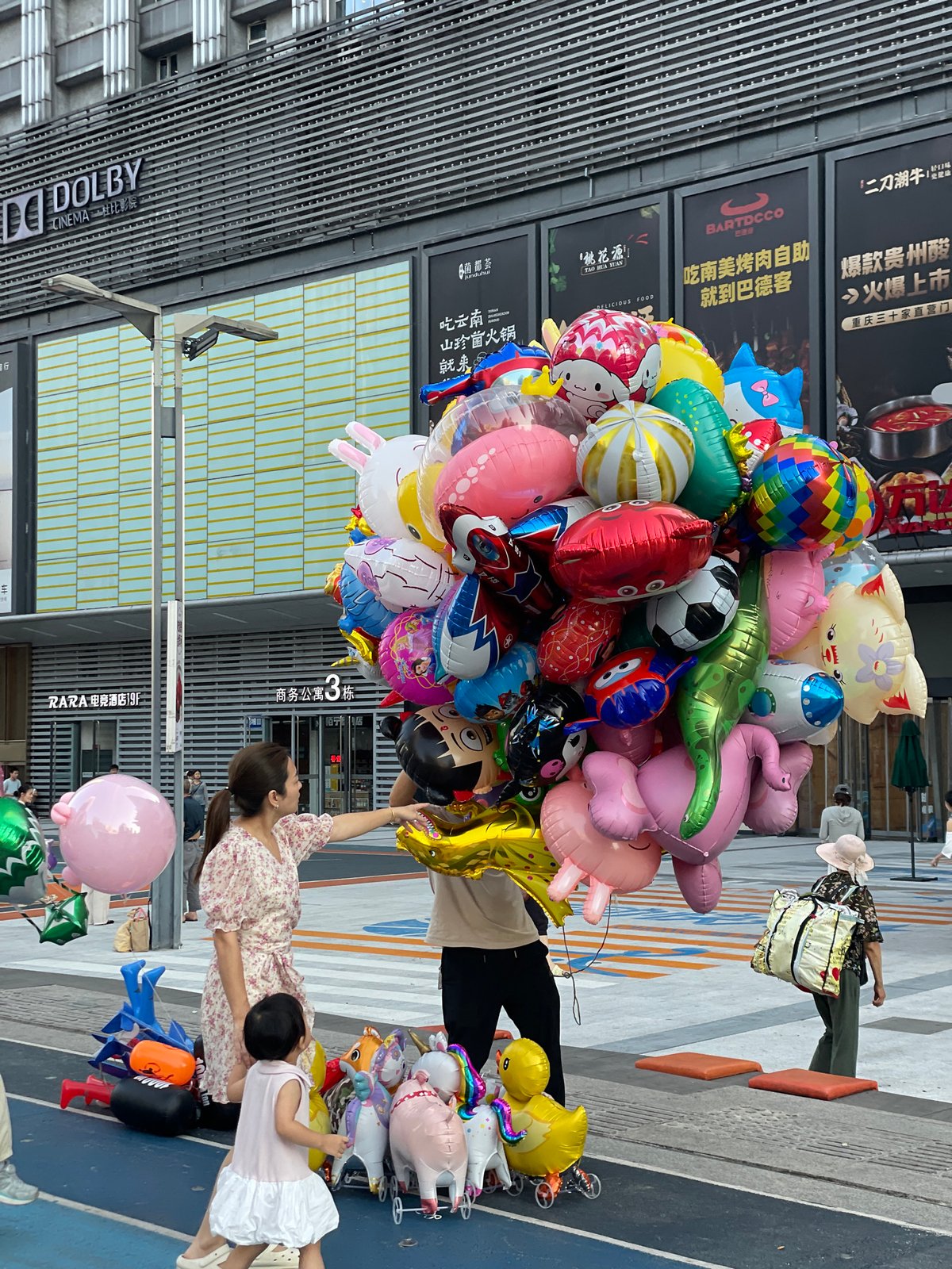 Everyday street life along a Nan'an District commercial corridor