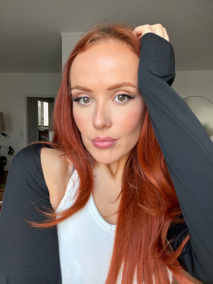 Woman documents selfie session in Paris residence over 90 minutes