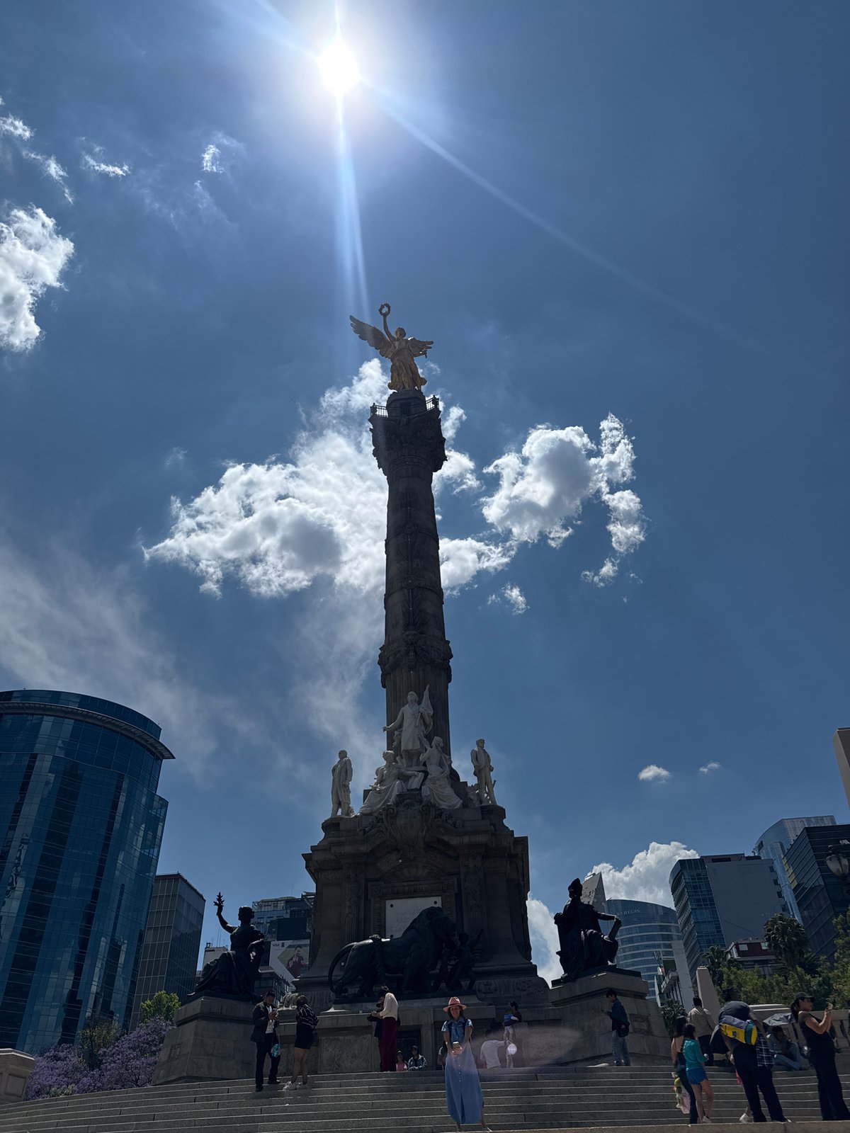 Angel of Independence monument documented during evening hours