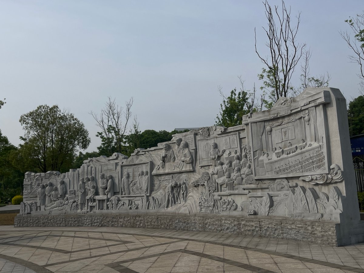 Mao statue, relief sculptures documented in Chongqing tech zone park