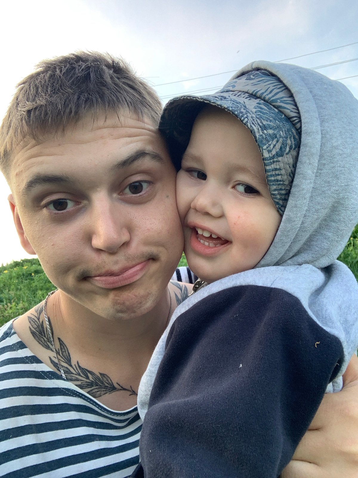 Father and child photographed during outdoor afternoon in Фоки, Russia