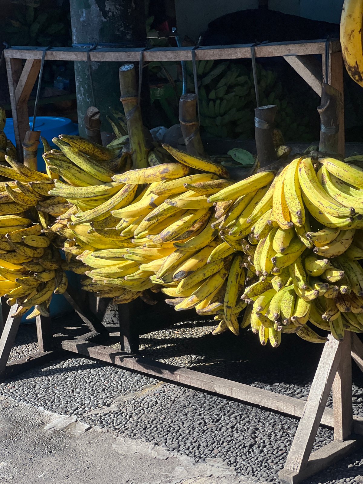 Bananas and street traffic at a Sukawati market morning