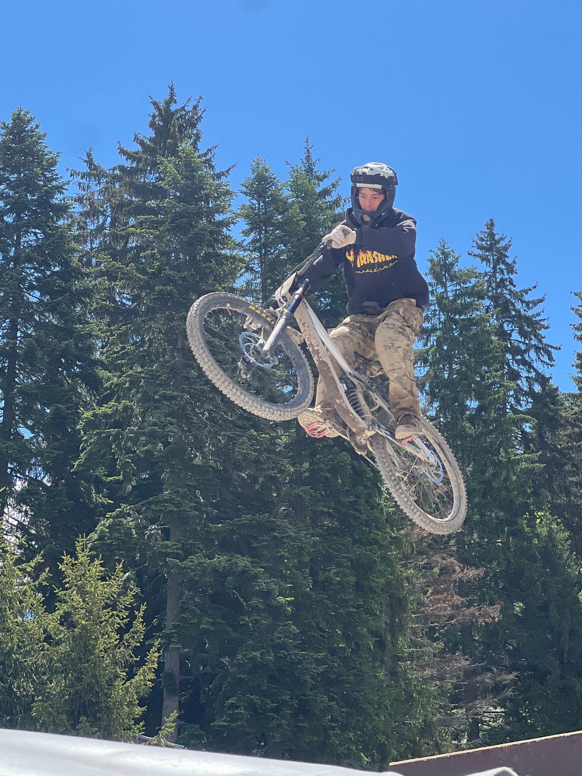 Mountain bike jump session in Samokov with aerial tricks