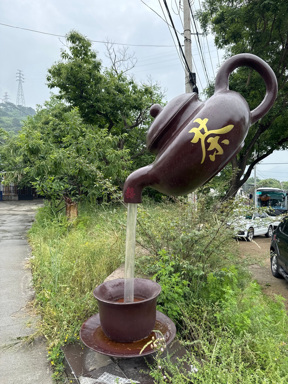 Teapot fountain spotted on Huairou District roadside