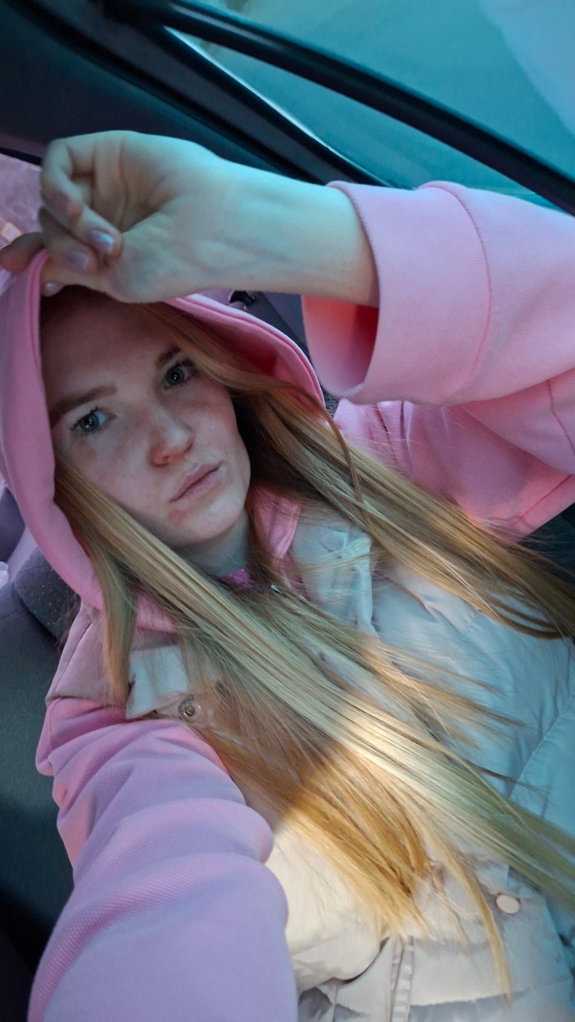 Woman in pink hoodie spotted in Chaikovsky, Russia