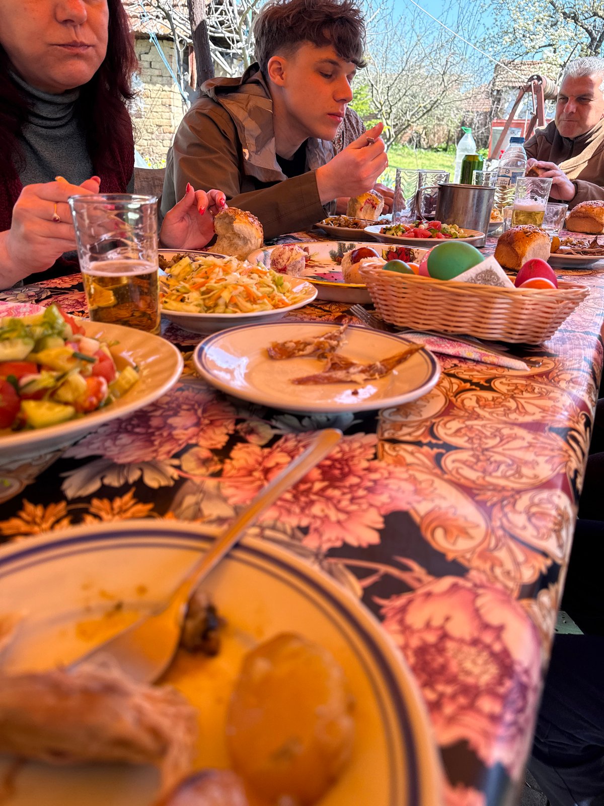 Outdoor dining gathering observed in Banitsa, Bulgaria