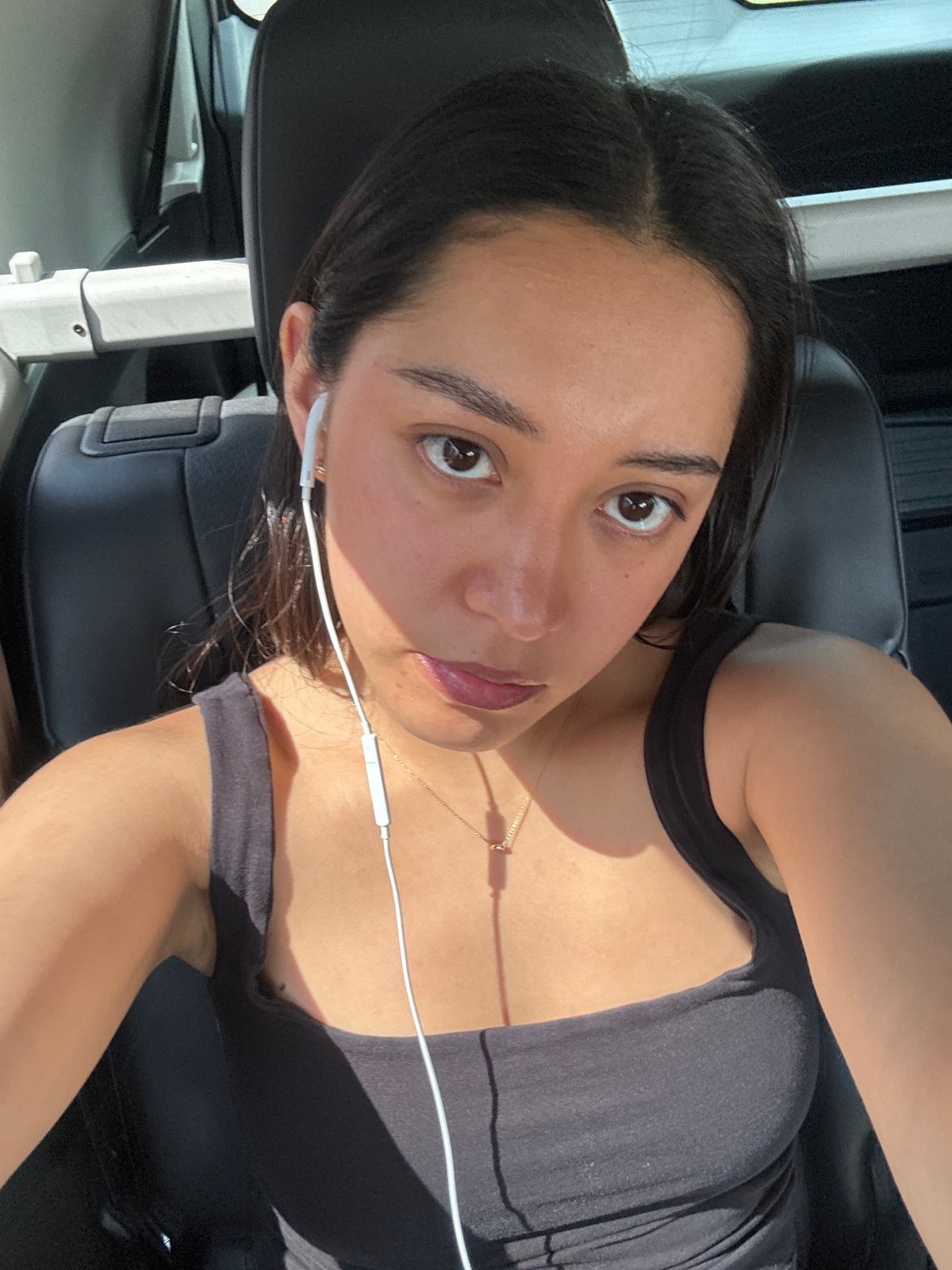 Woman observed in driver's seat wearing earbuds in Puebla