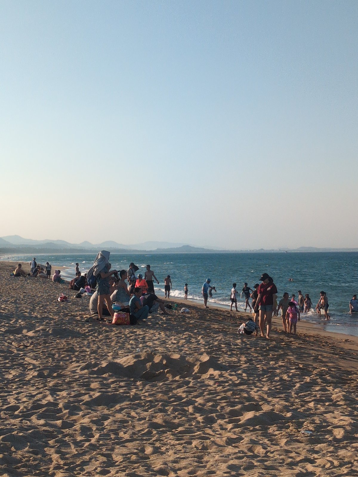 Daily life documented in Tuy Hòa beachfront and streets