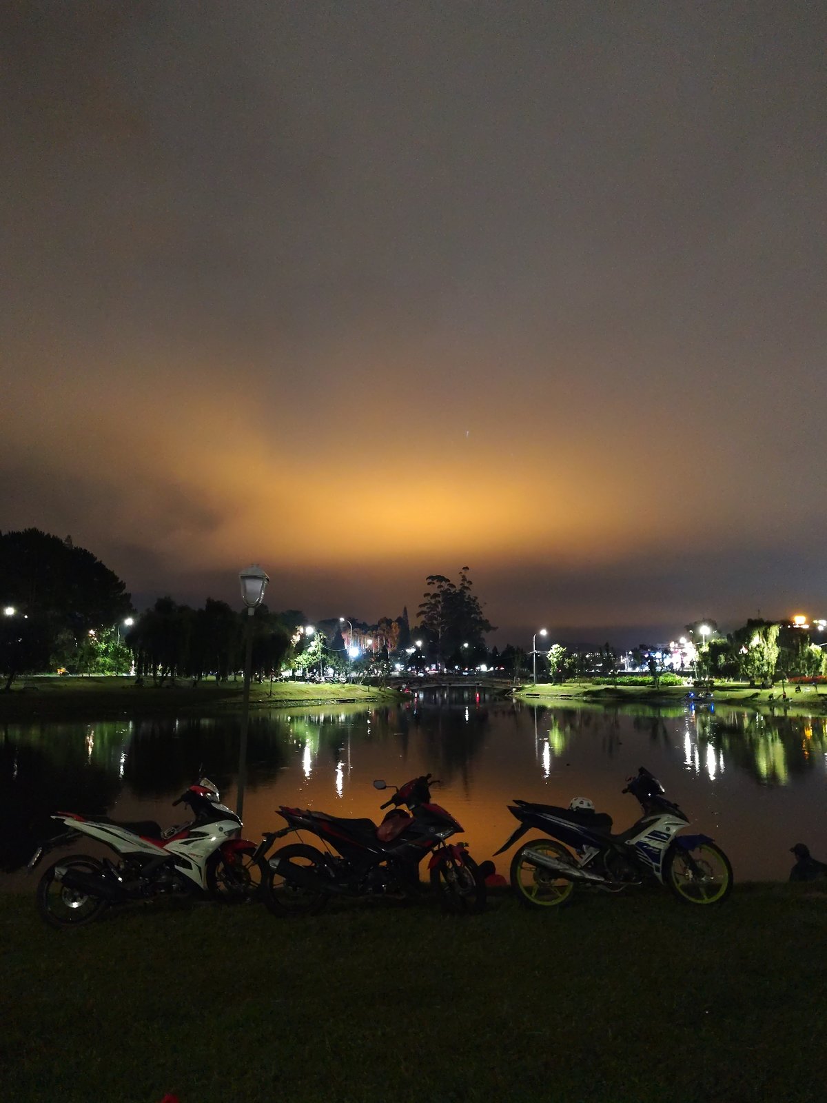 Peaceful evening scenes documented around Da Lat's Xuan Huong Lake