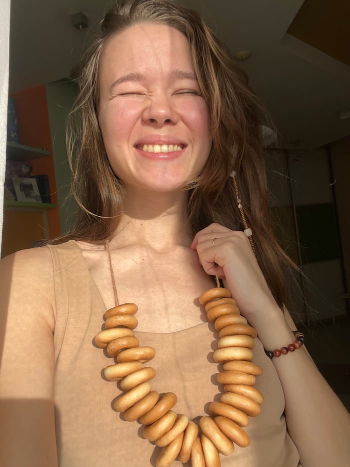 Woman Creates Bagel Necklace Fashion Statement in Krasnoyarsk