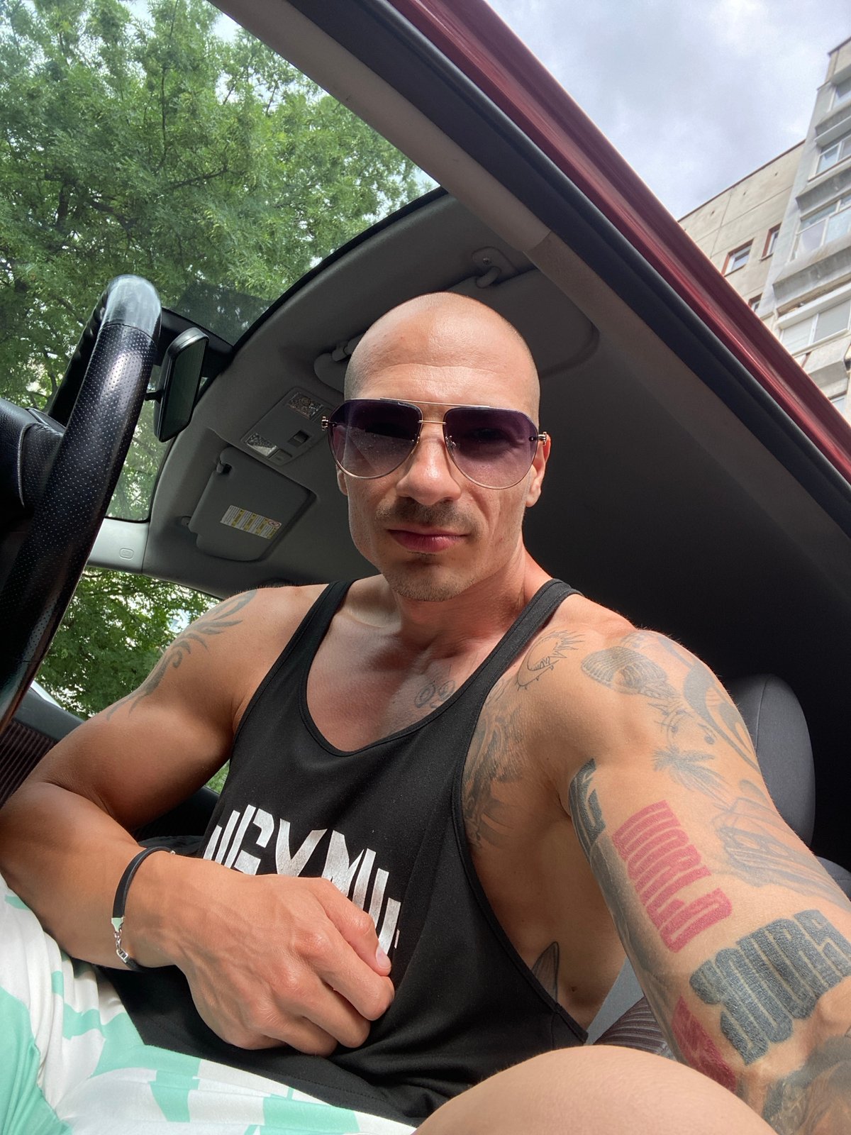 Afternoon selfies in Pleven with car sunroof open