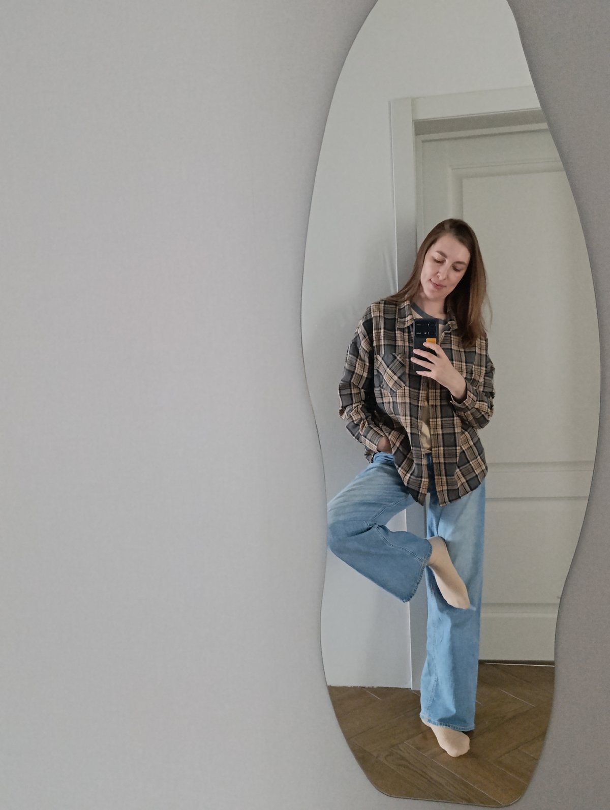 Woman takes mirror selfies, plays with cat in Chaikovsky home