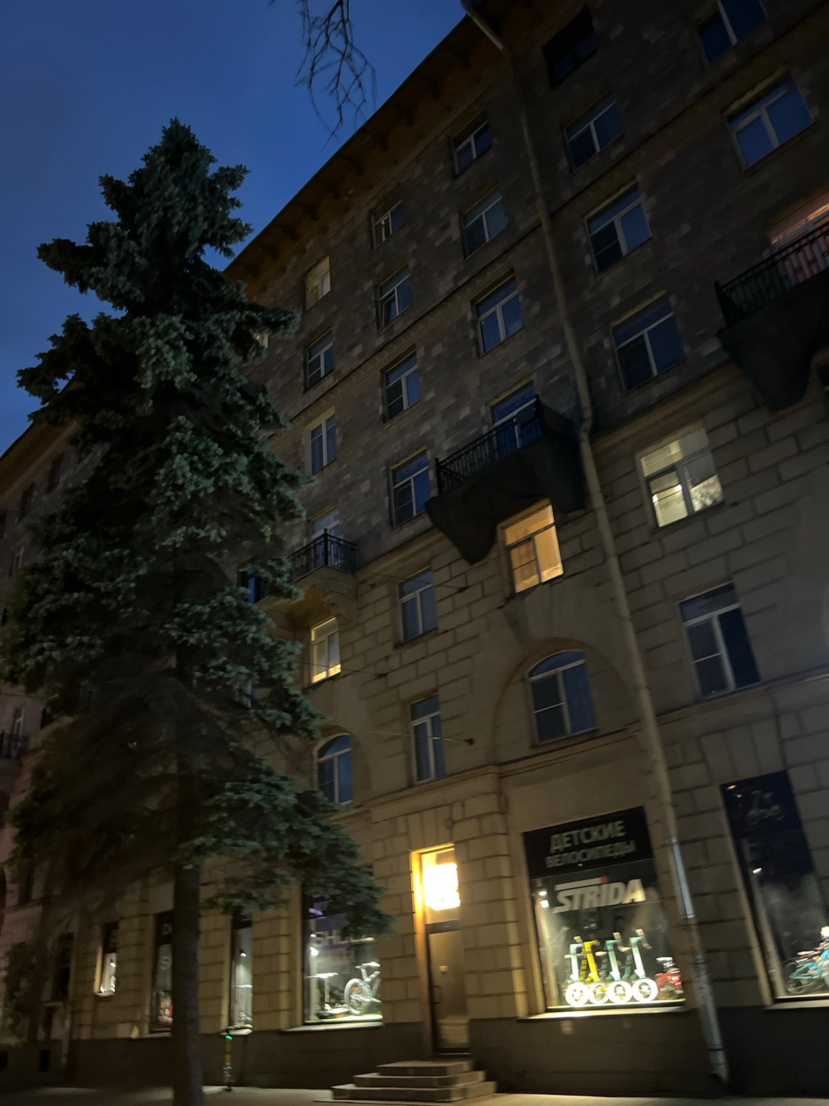 Evening walk documented through Saint Petersburg streets and neighborhoods