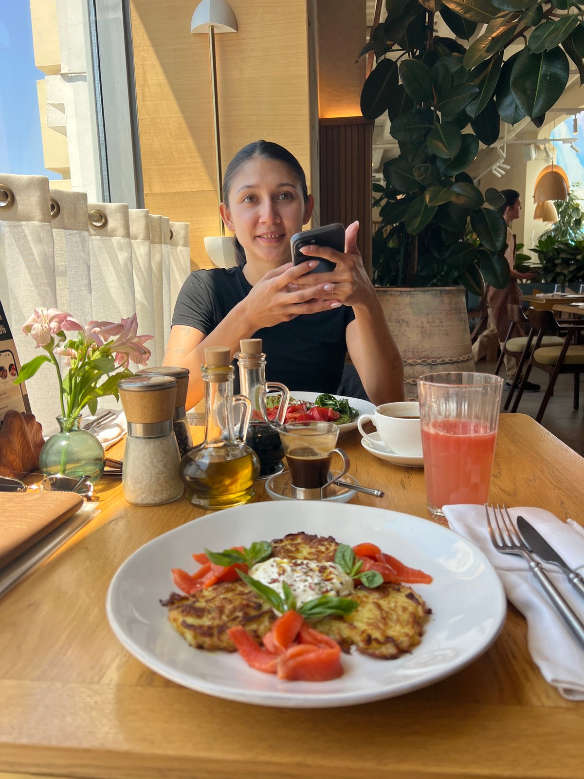 Late-night dining experience documented in Vladivostok restaurant
