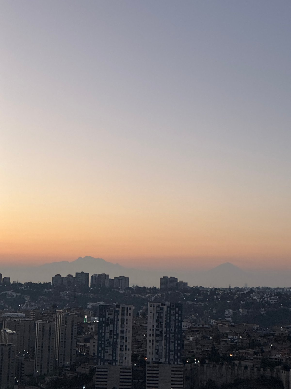 Huixquilucan resident captures dusk cityscape, watches DJ performance