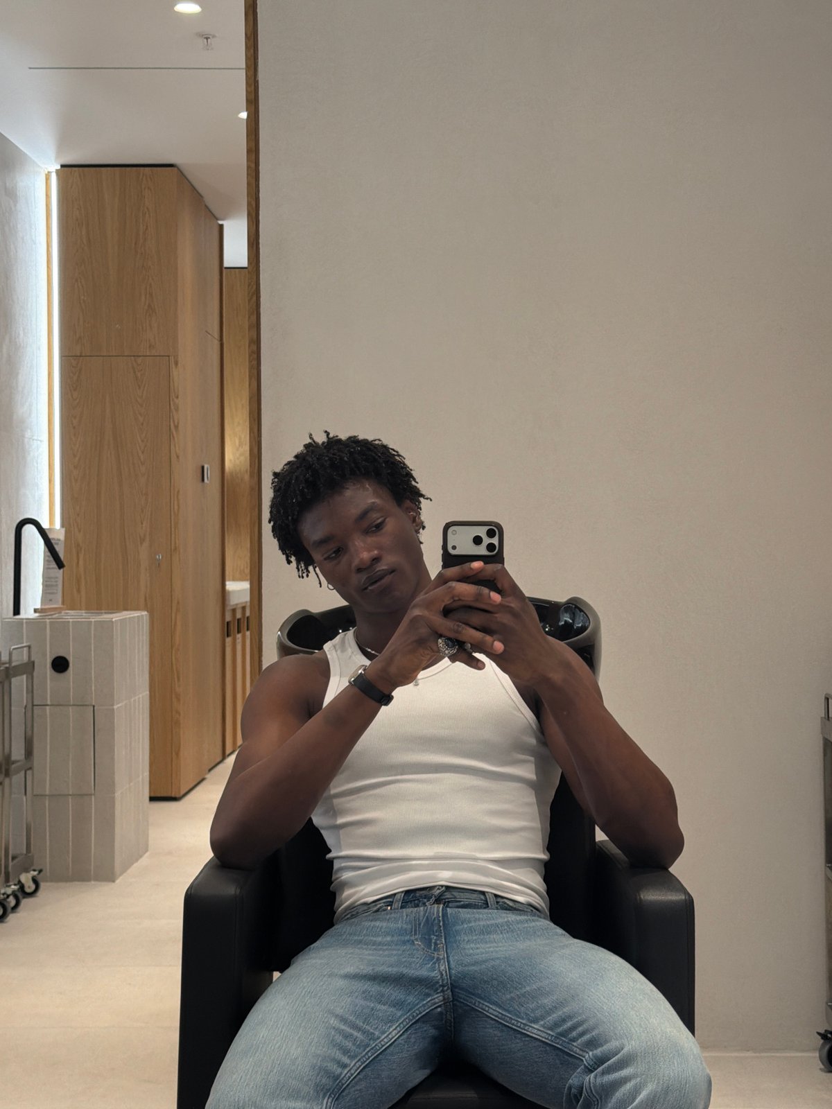 Man takes selfie in modern room in Fibracolor