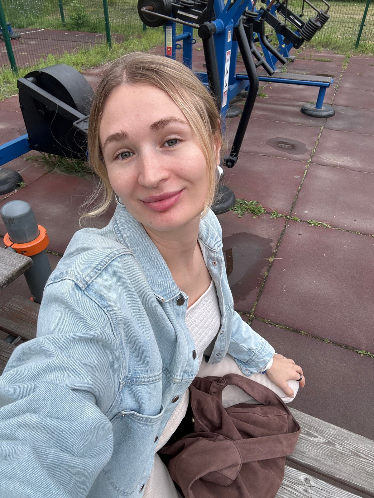 Selfies at an outdoor gym and a rainy Lukoil queue, Chaikovsky