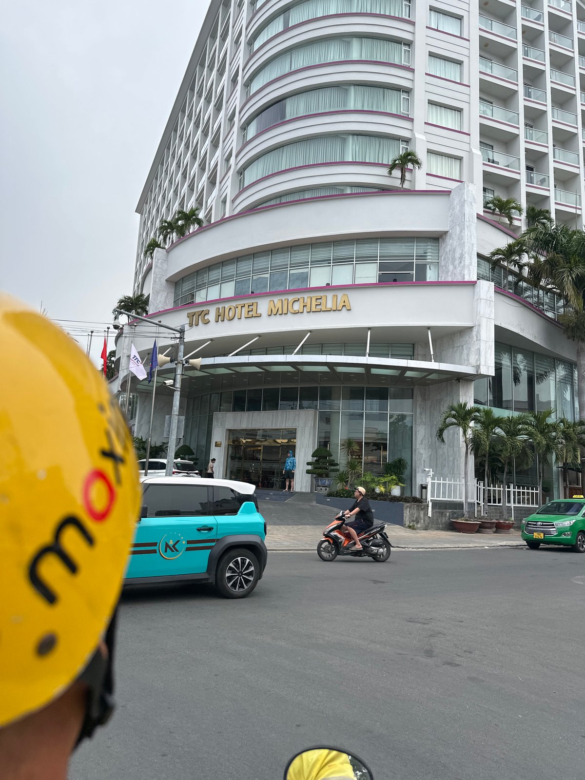Early morning street scenes documented in Nha Trang Ward