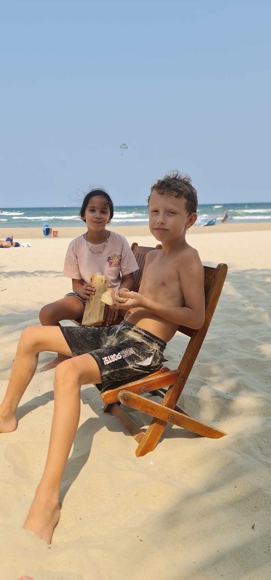 Children enjoy morning beach time in Đà Nẵng