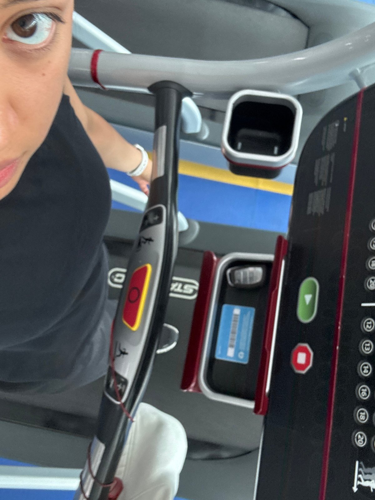 Gym activity documented in Puebla fitness center