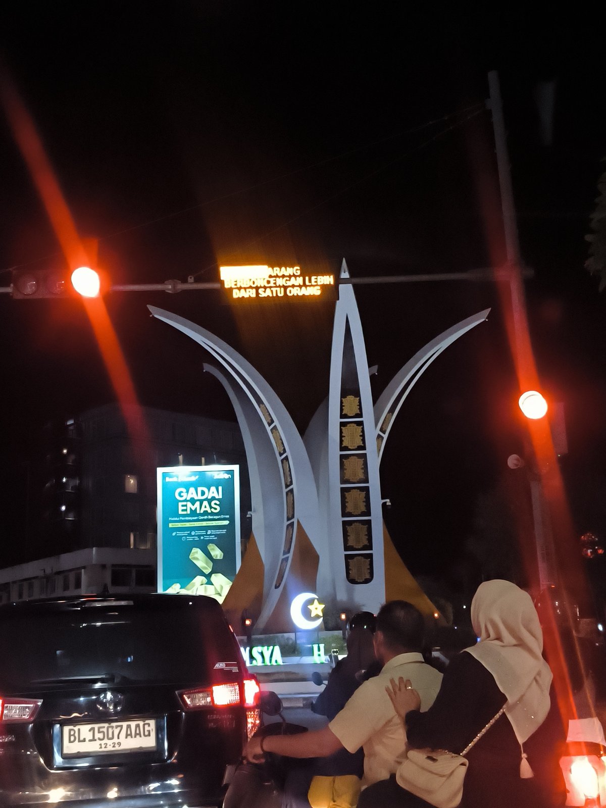Nighttime drive through central Banda Aceh captured in photos