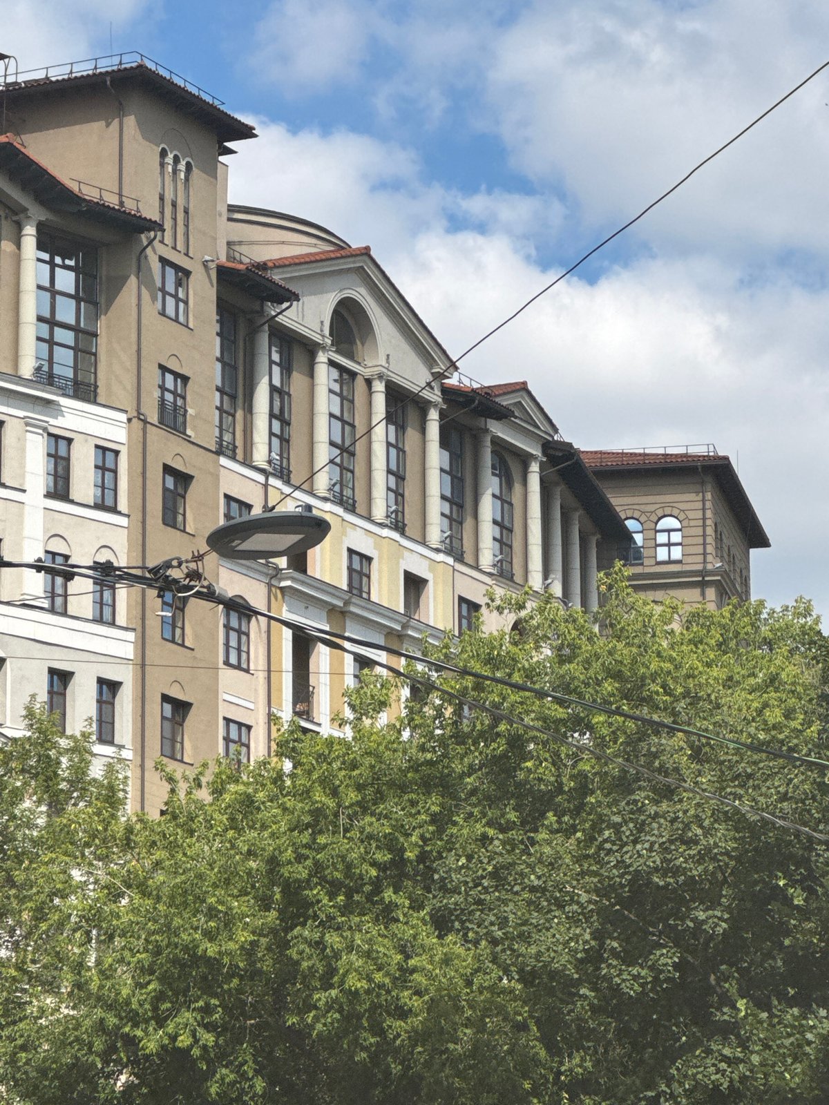 Street-level tour of central Moscow architecture and sidewalks