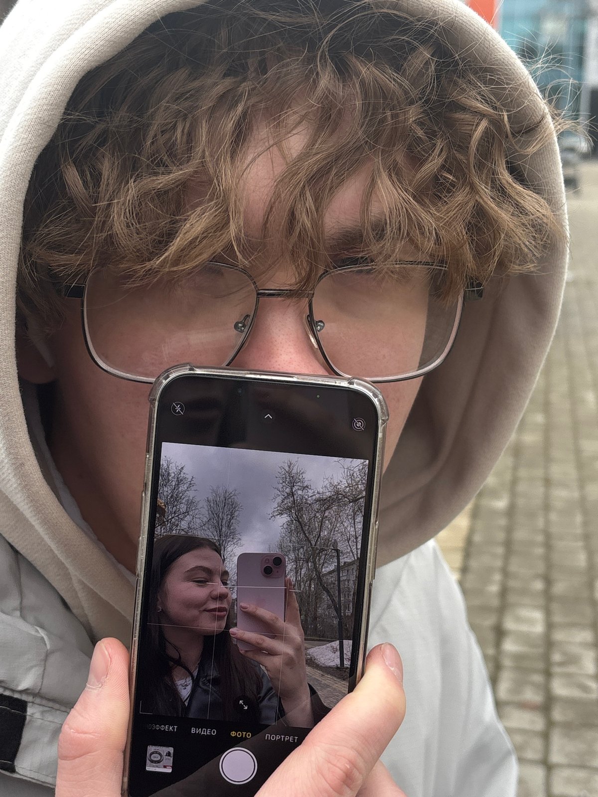 Morning scenes captured in Perm: smartphone photography and park bench moment