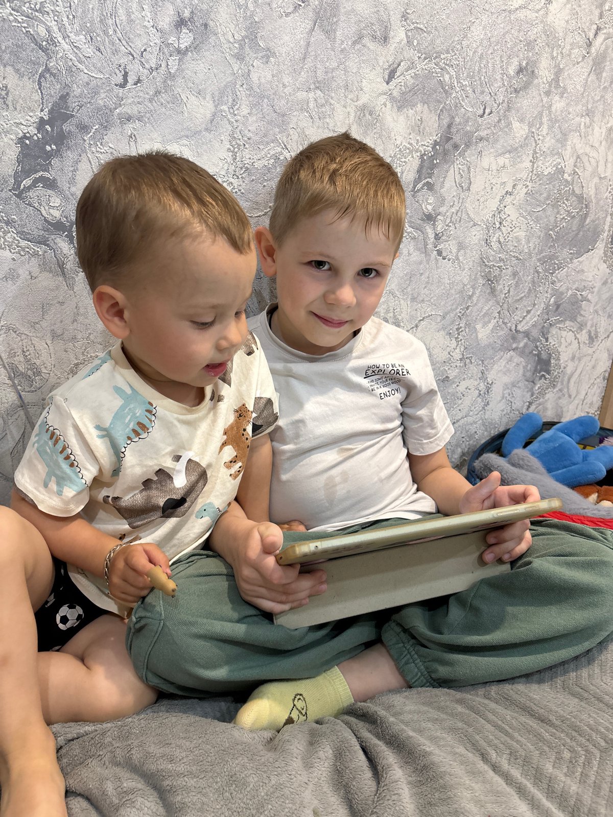 Family moments documented across Rusanovo during morning hours