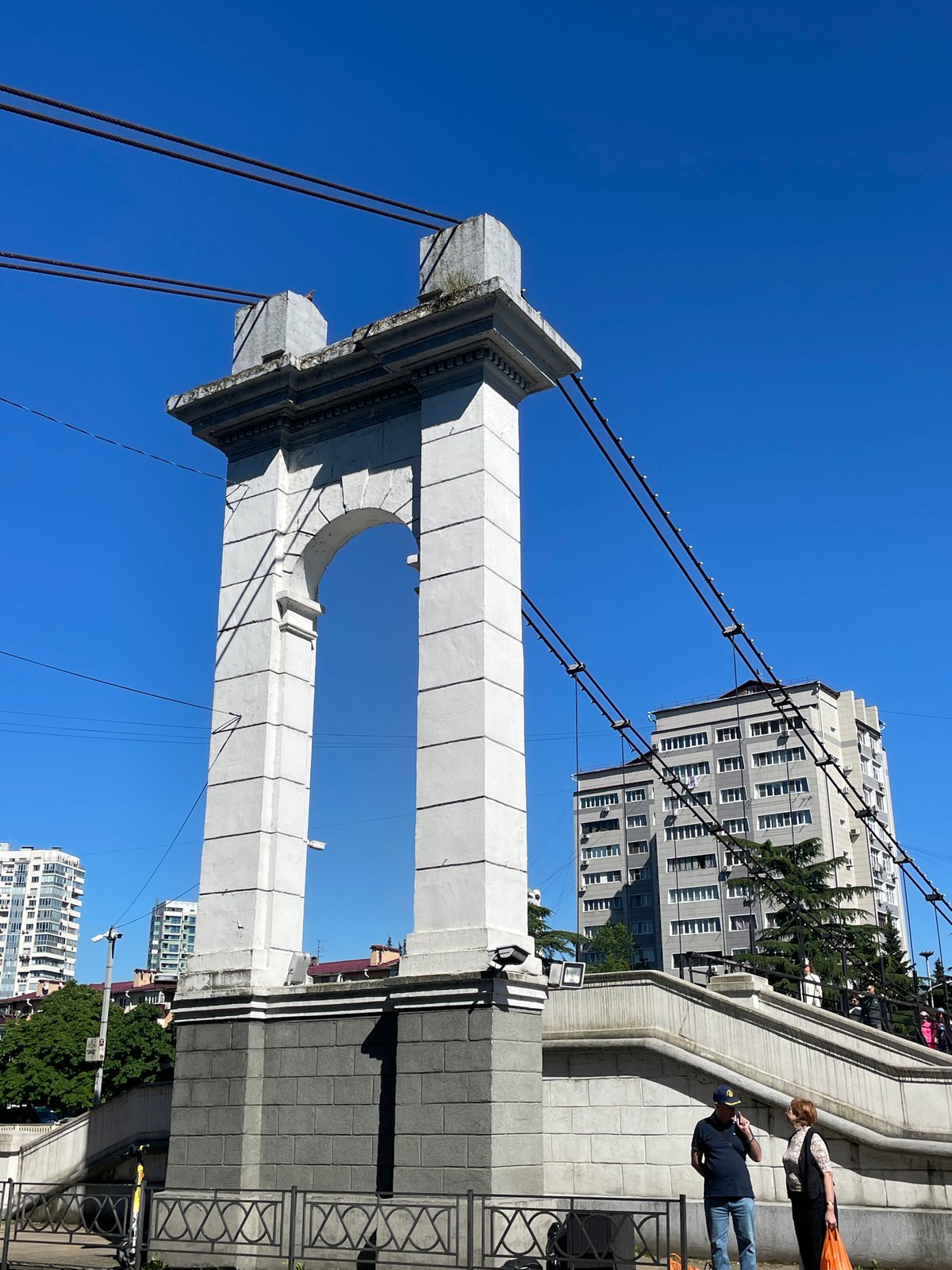 Sunny afternoon walk documented across parks and streets in Sochi