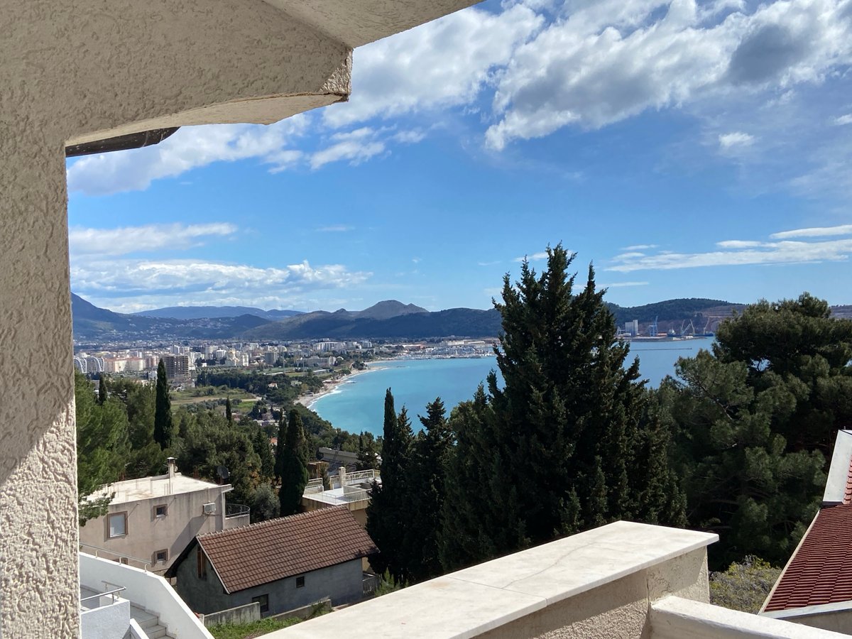 Man records himself with Russian notes on Montenegro balcony