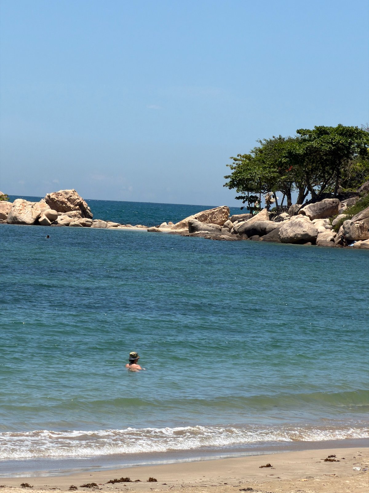 Tourist captures scenic moments across Bac Nha Trang Ward
