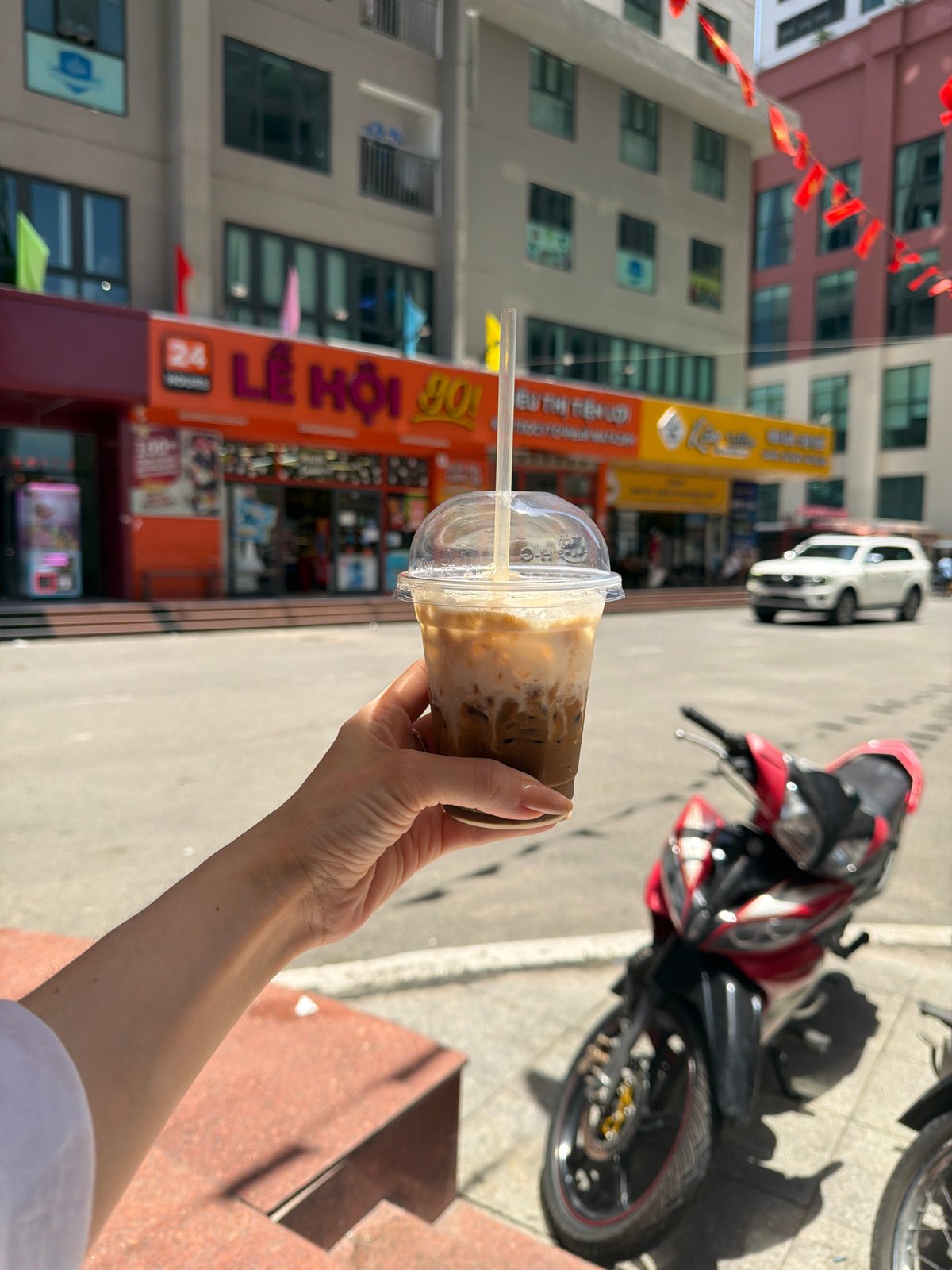 Morning life documented across Nha Trang ward cafes and coastline