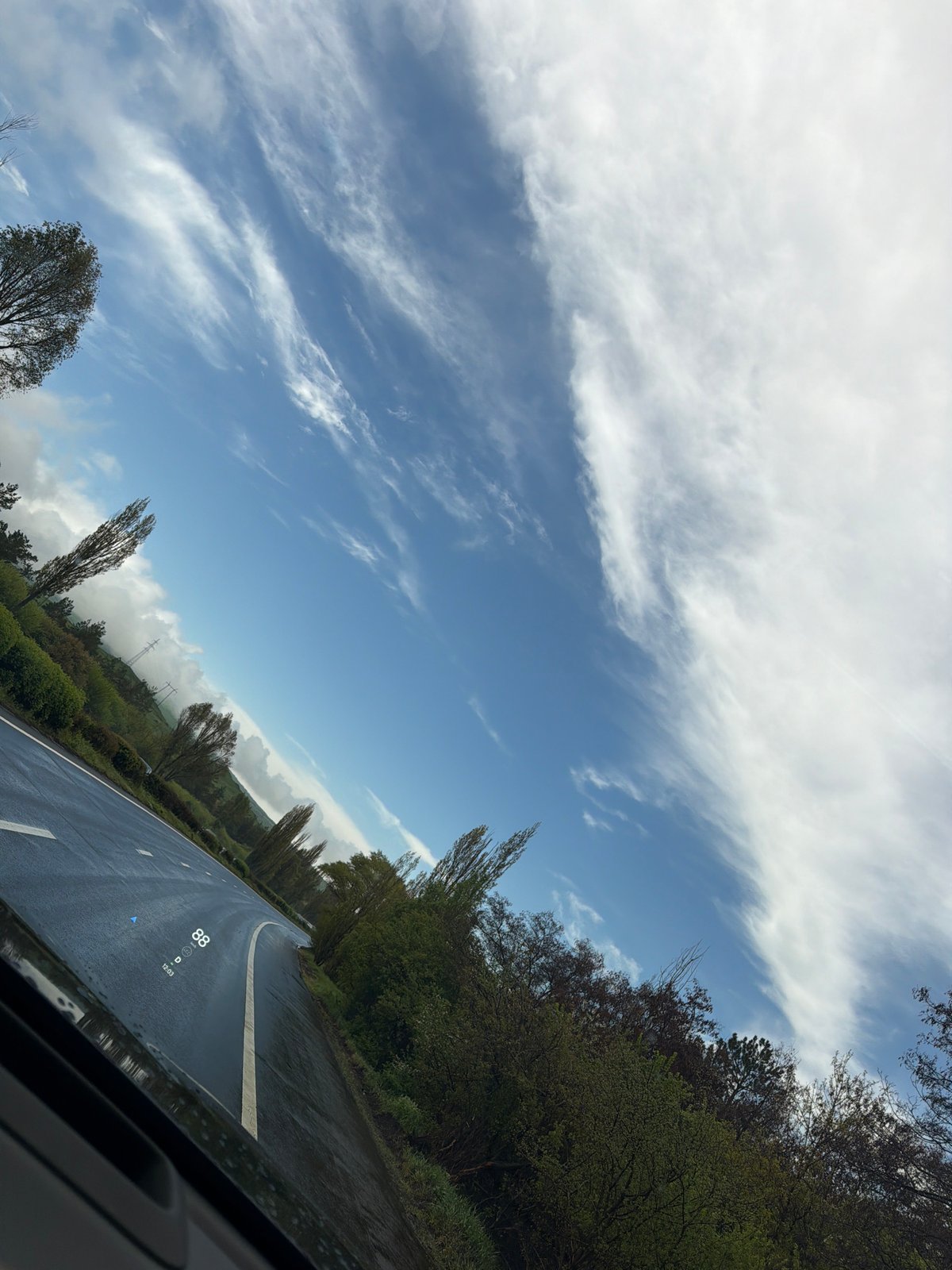 Driver documents wet highway journey at 85-89 km/h