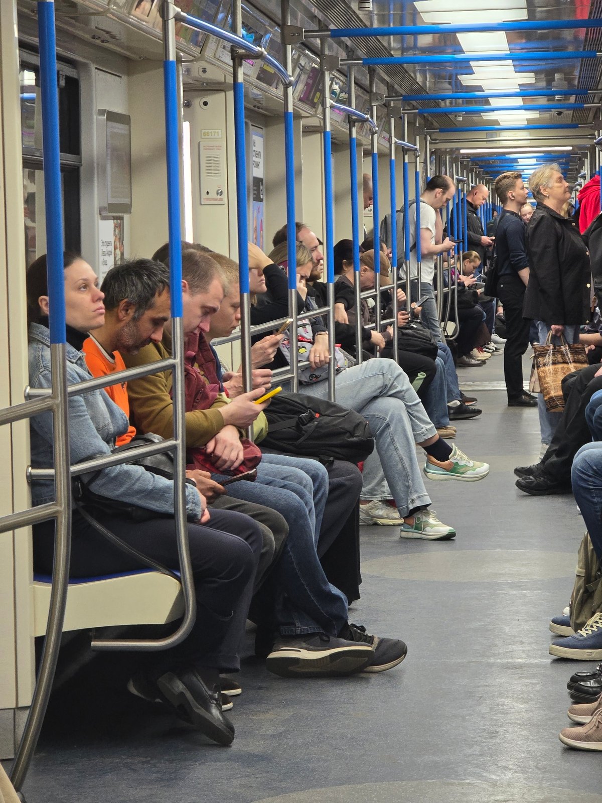 Morning subway commuters observed using phones during routine transit