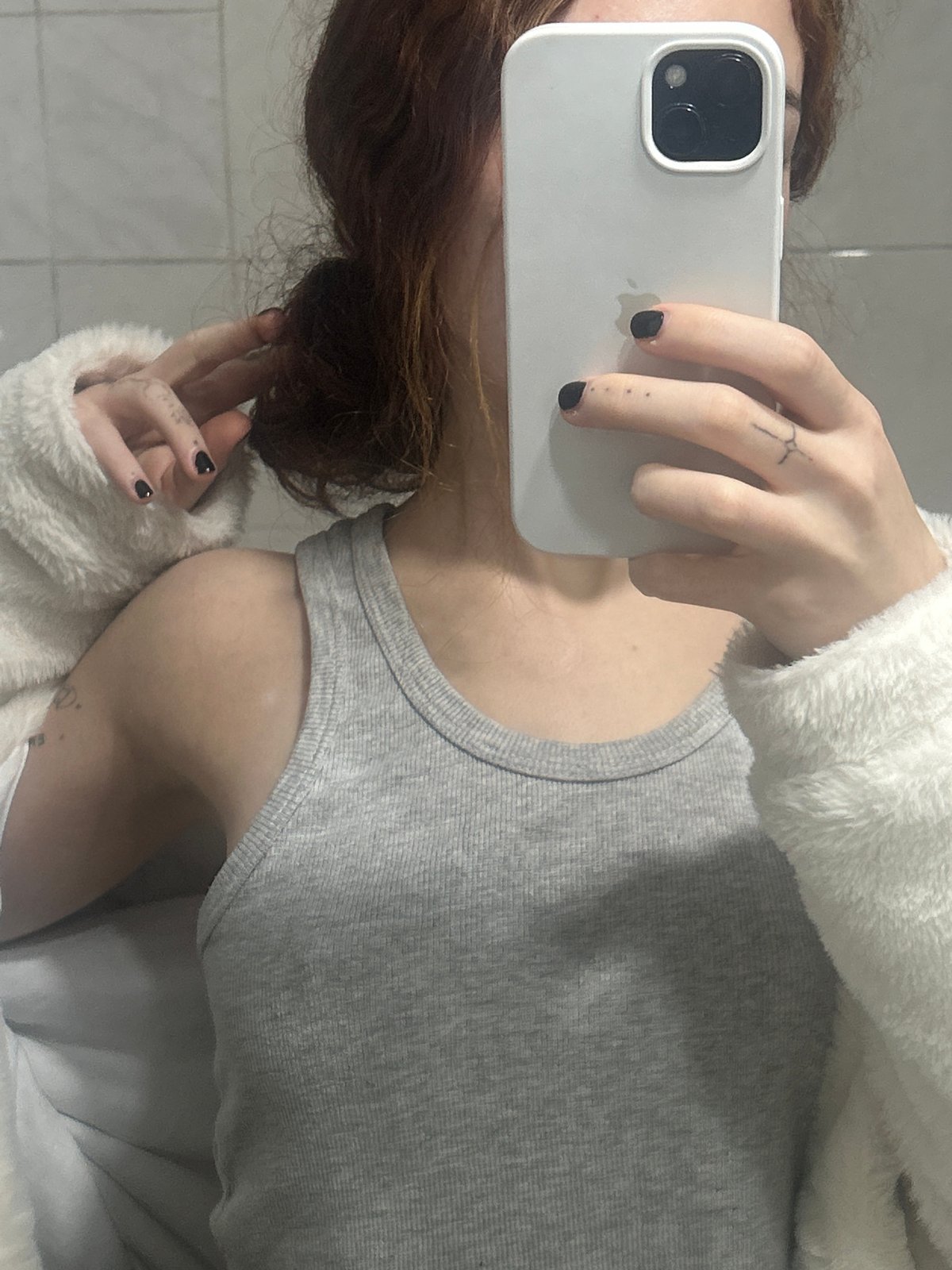 Person takes bathroom selfies in Buenos Aires early morning
