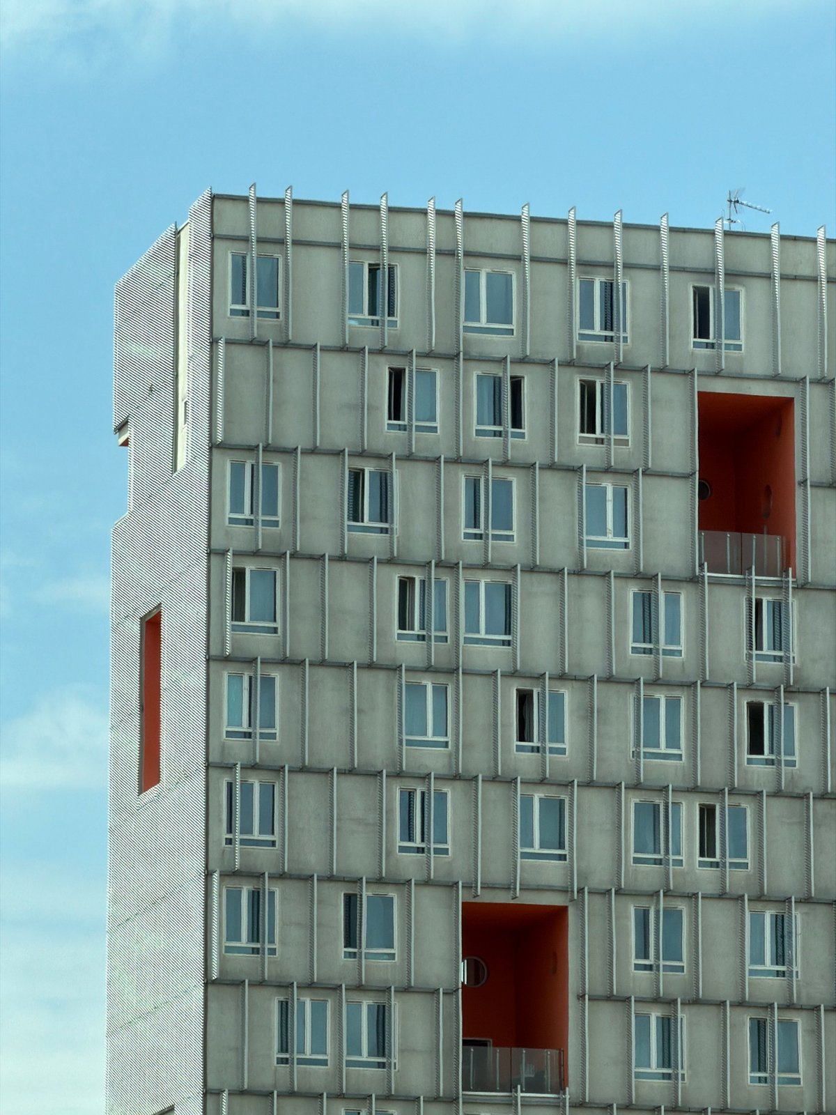 Architectural survey of Évry-Courcouronnes buildings, mid-afternoon