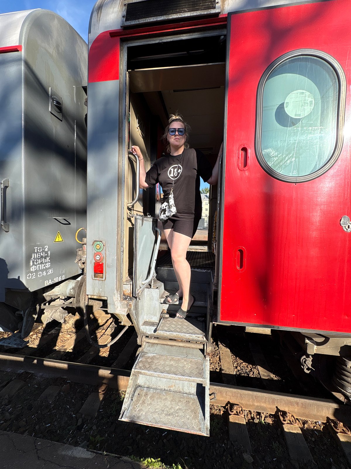 Routine passenger train operations documented at Saratov station