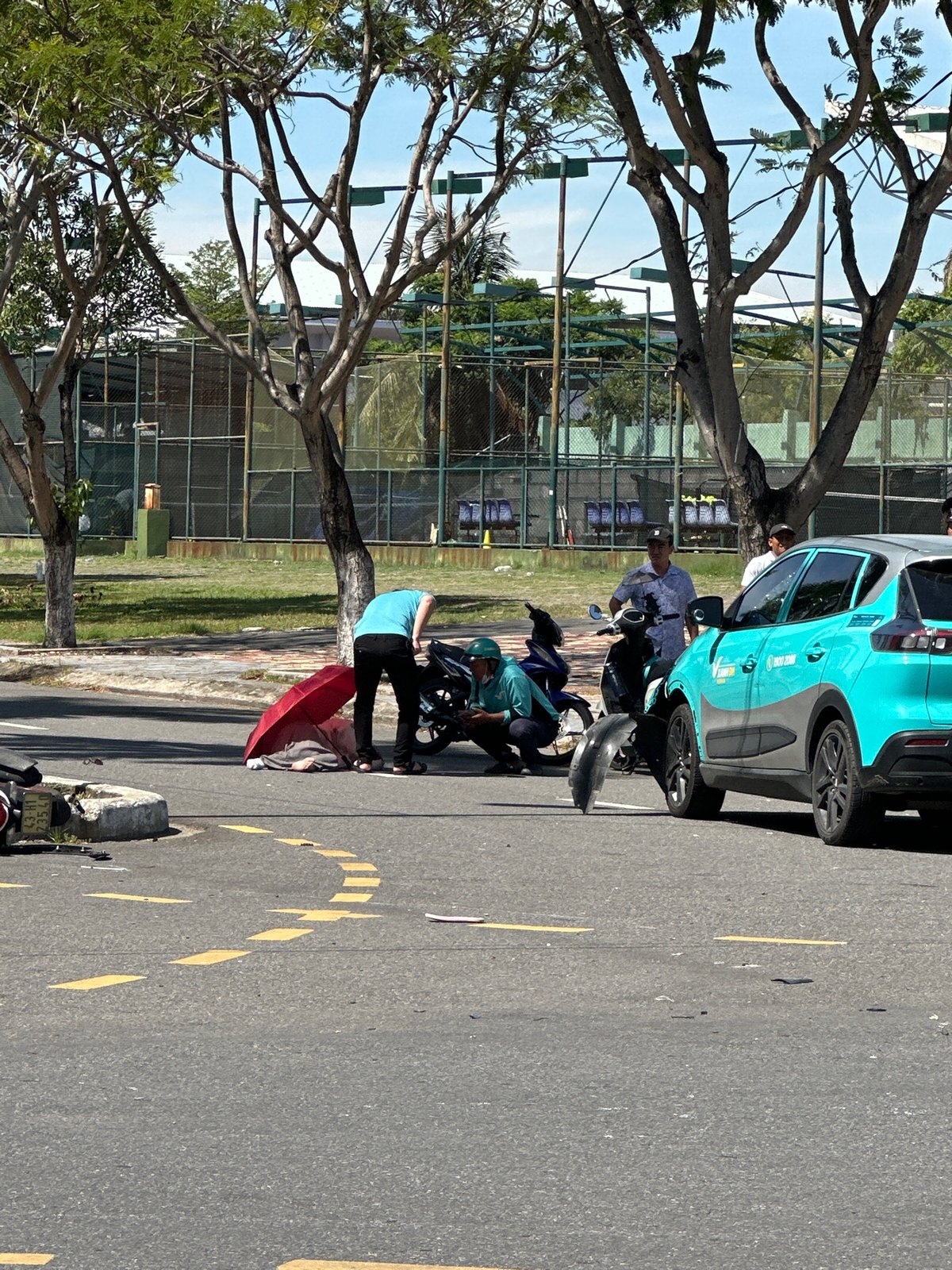 Motorcycle accident aftermath on Đà Nẵng street draws crowd