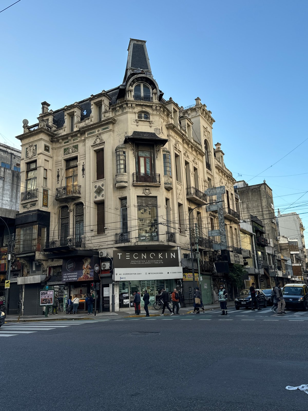 Buenos Aires intersection documented in clear weather evening scenes