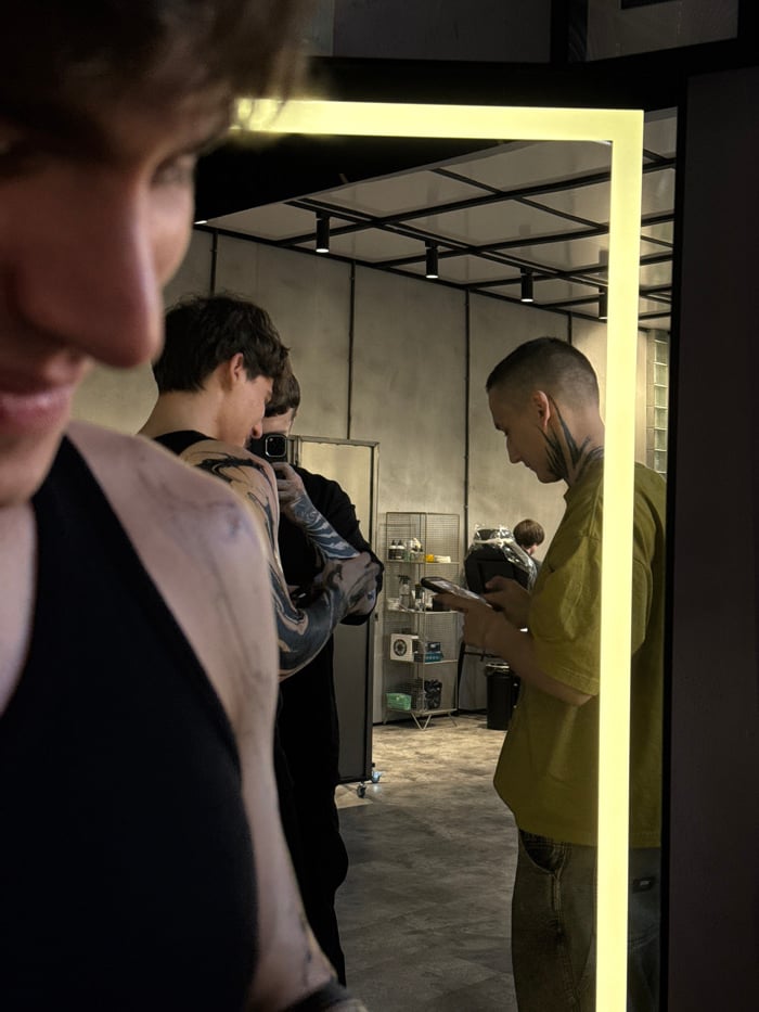 Moscow tattoo studio session documented over four hours