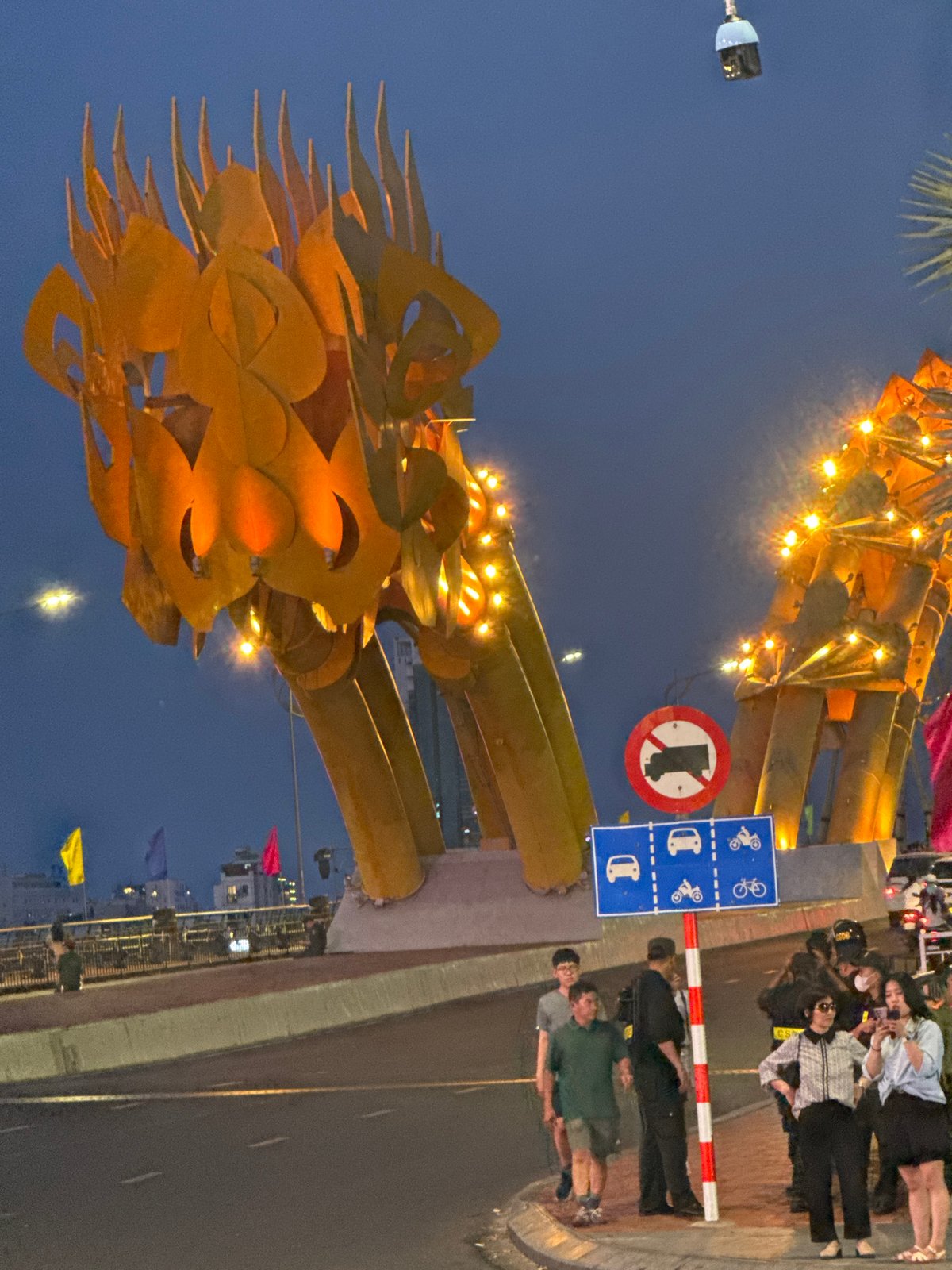 Nighttime urban life documented around Đà Nẵng's Dragon Bridge