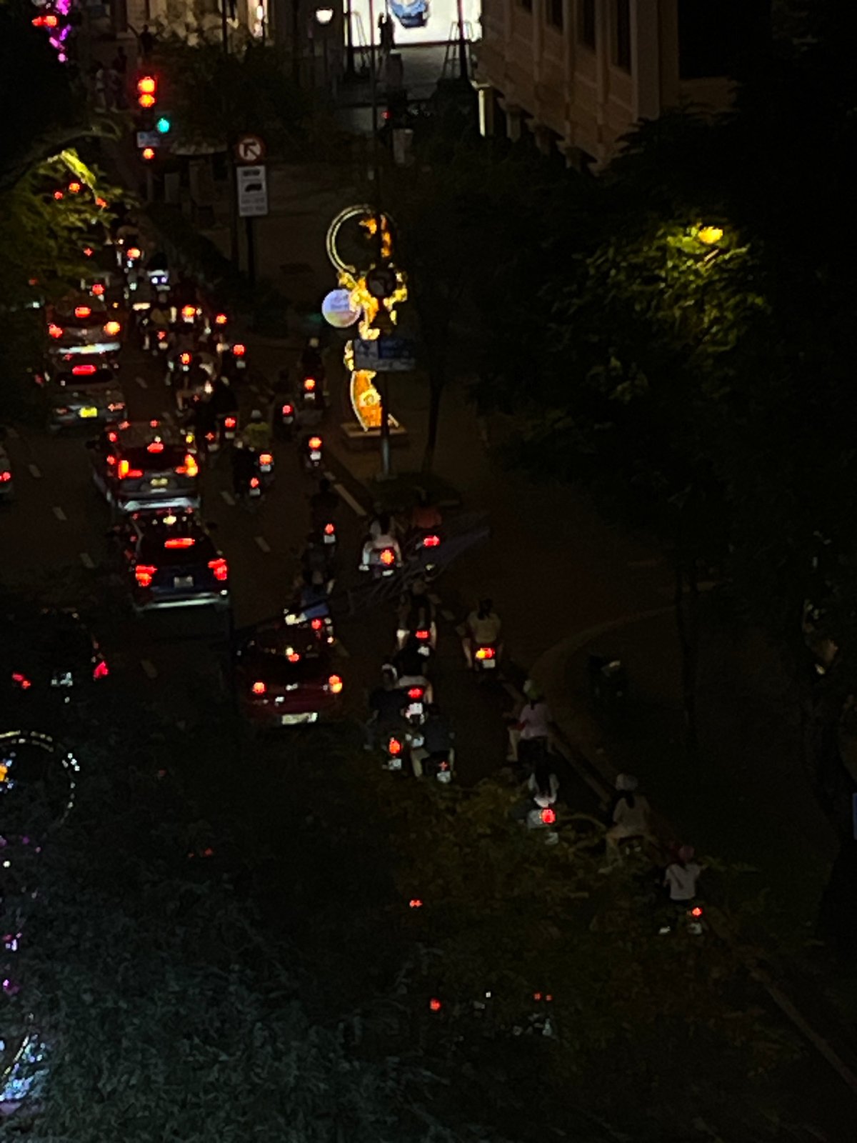 Evening scenes from Thủ Đức's urban nightlife and coffee culture