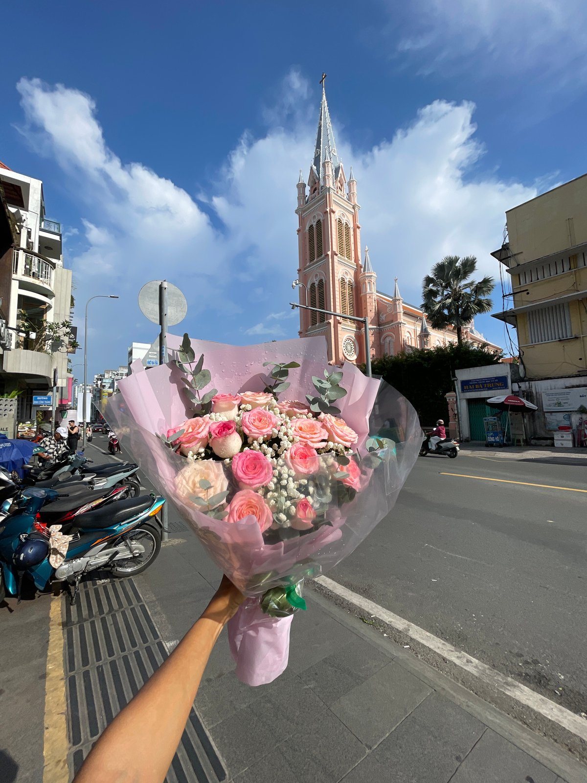 Woman documents flower bouquet purchase journey through Thủ Đức Vietnam