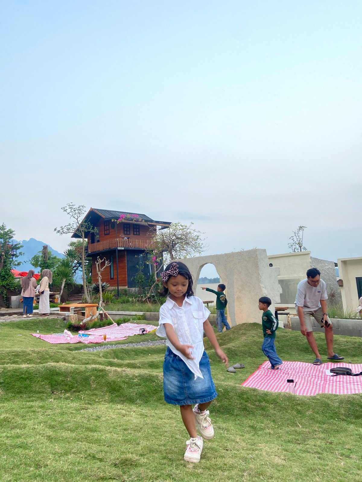 Family picnic morning at Flor Verde, Kesiman