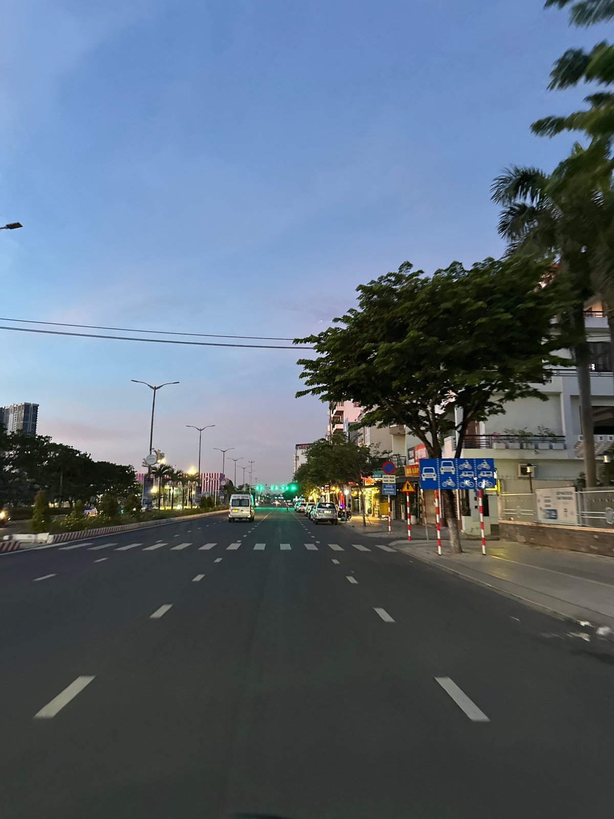 Sunset streets and soccer viewing in Đà Nẵng