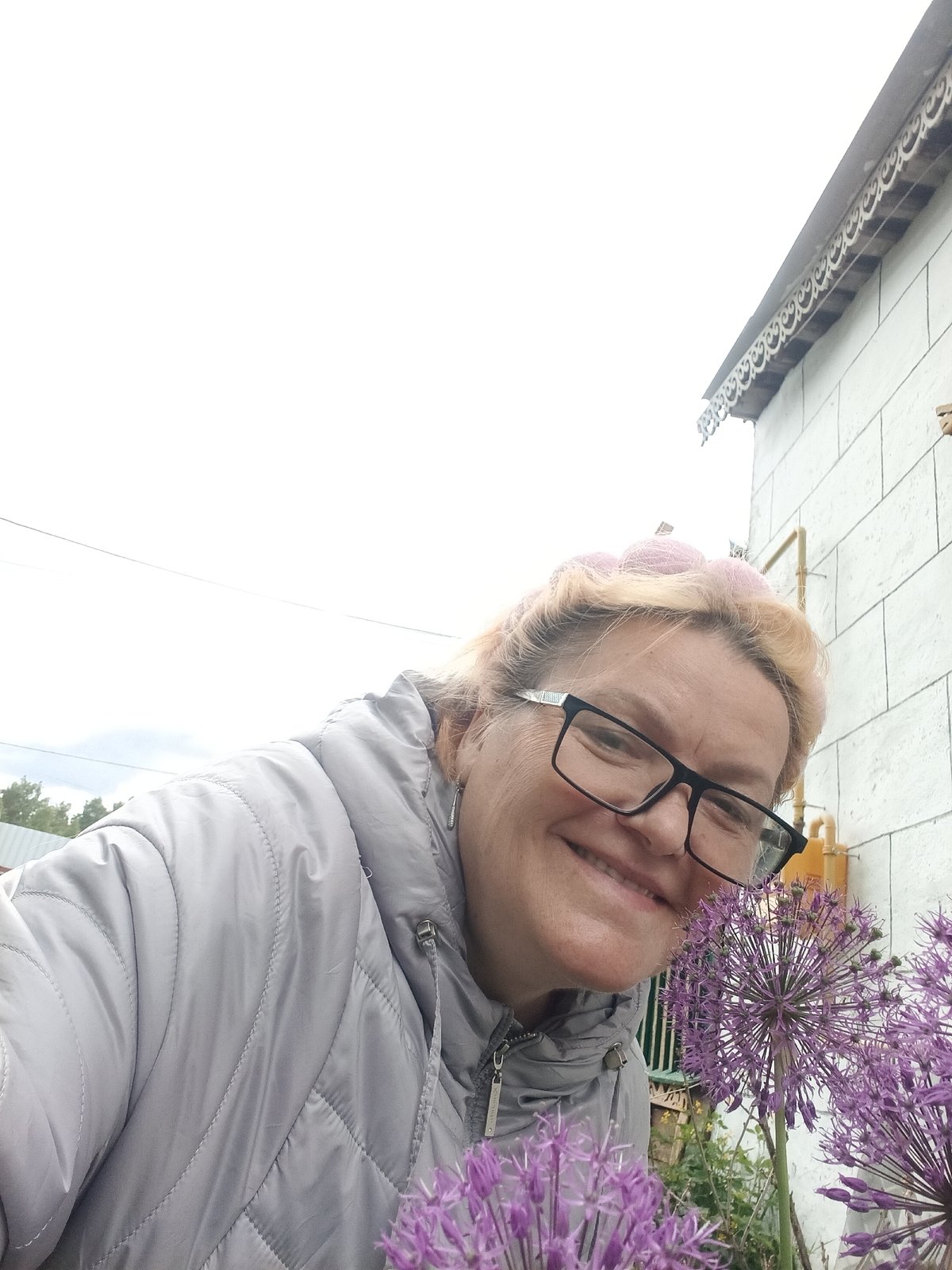 Russian gardener documents spring flowers in morning photo session
