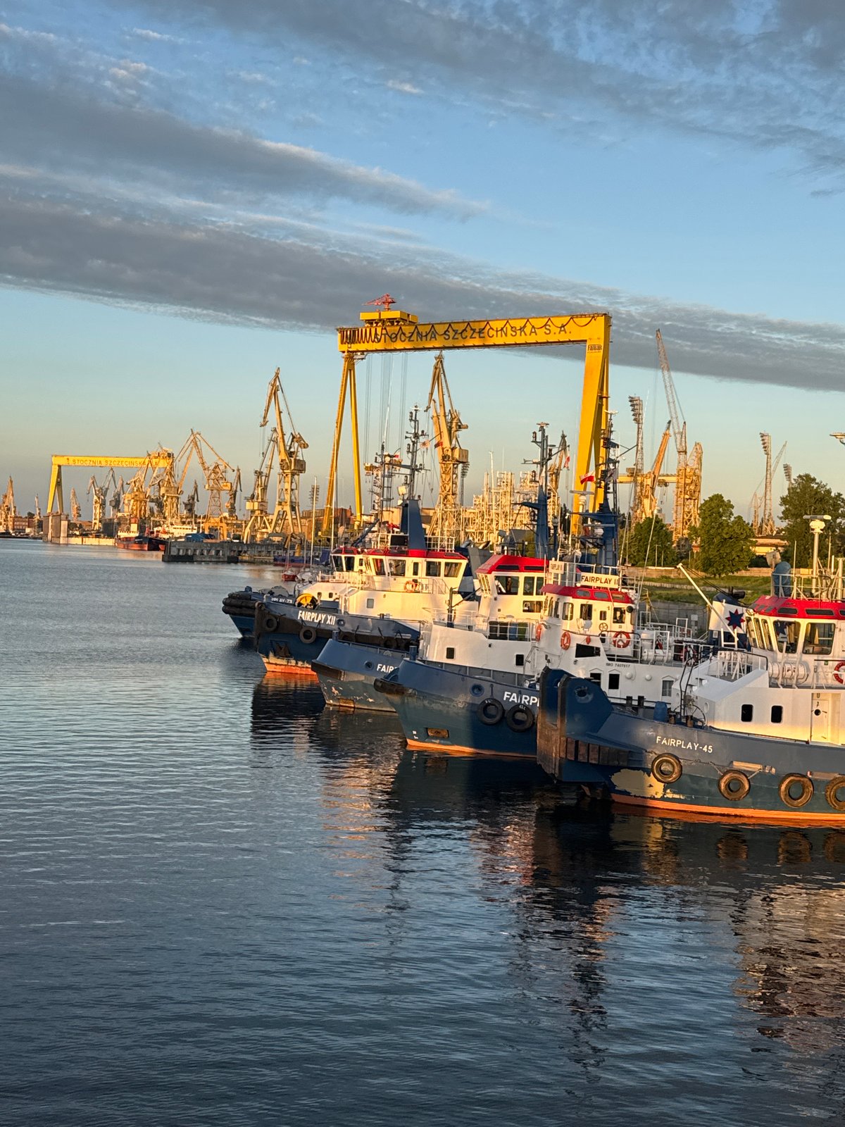 Maritime activity and wind turbine transport observed at Szczecin port