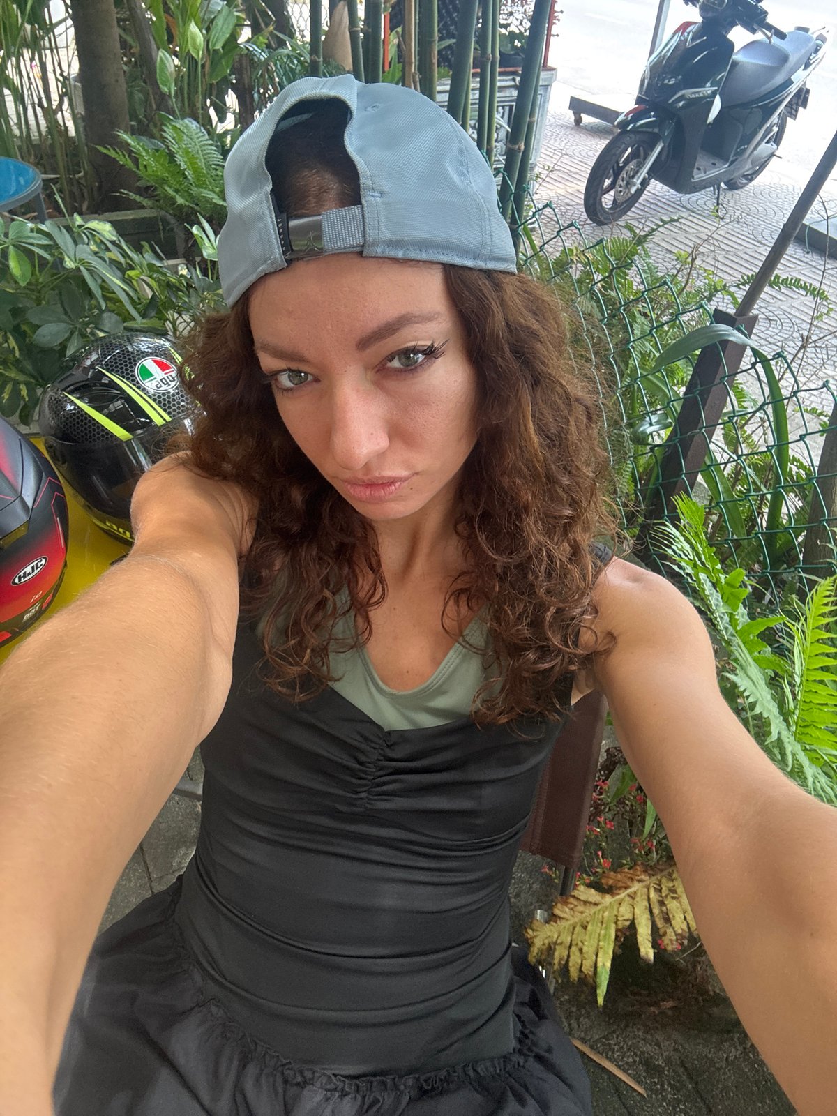 Casual selfies and cafe moments captured in Đà Nẵng