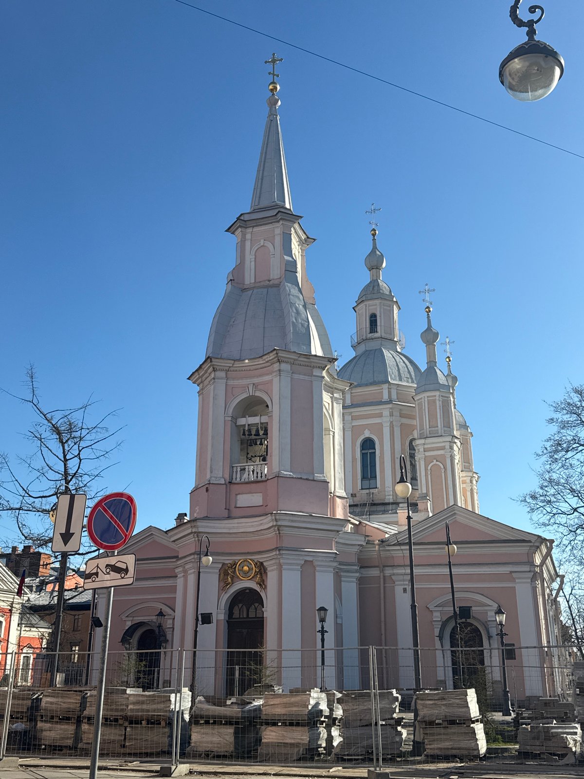 Morning scenes captured around Saint Petersburg churches, corgi spotted